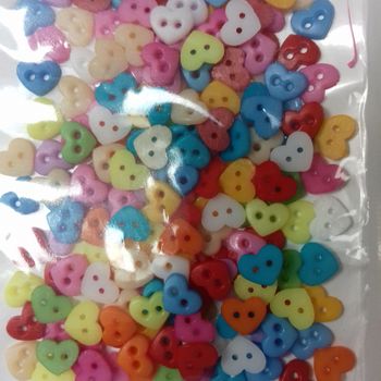 Lot de 200 mini boutons en résine - Coeurs multicolors - Neuf