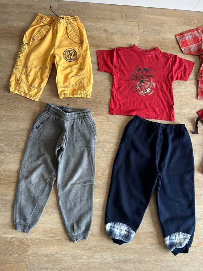 Lot vêtements garçon 4 ans – Été/hiver – Pyjama, pantalons, chemises, t-shirts - photo numéro 2