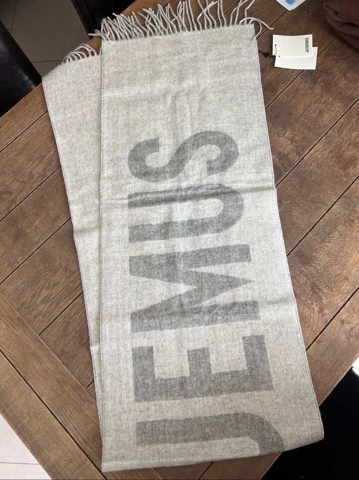 Écharpe Jacquemus jamais porté - photo numéro 2