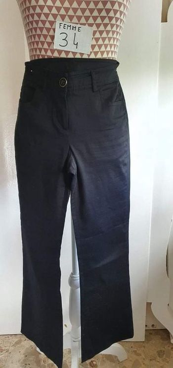 Pantalon, noir, en très très bon état, taille haute, forme flare, longueur 92cm, en coton &elasthann