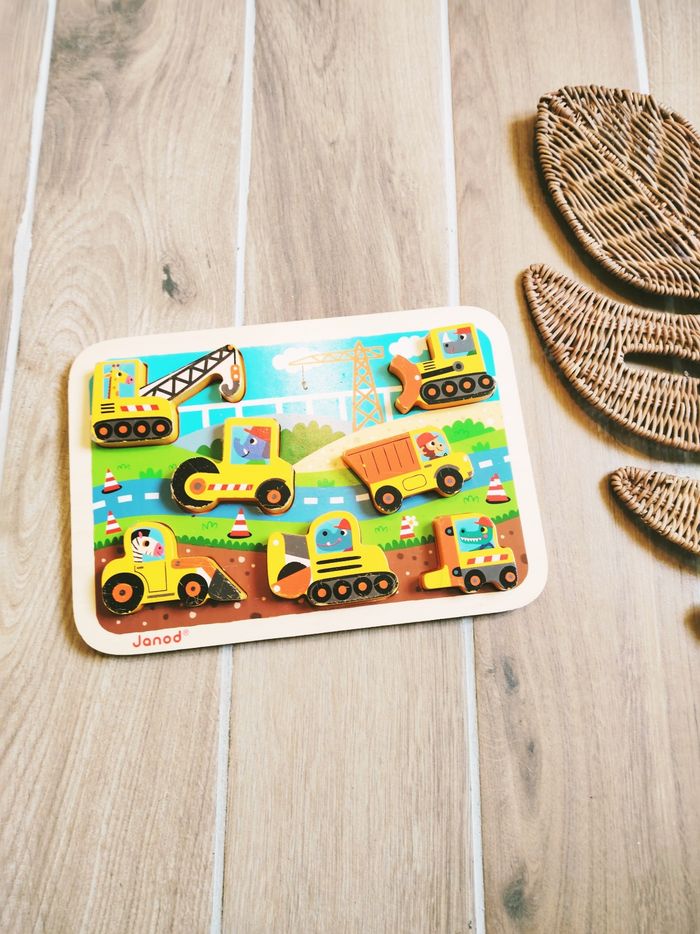 🚜Puzzle d'encastrement 3D véhicules de chantier en bois marque Janod - photo numéro 2