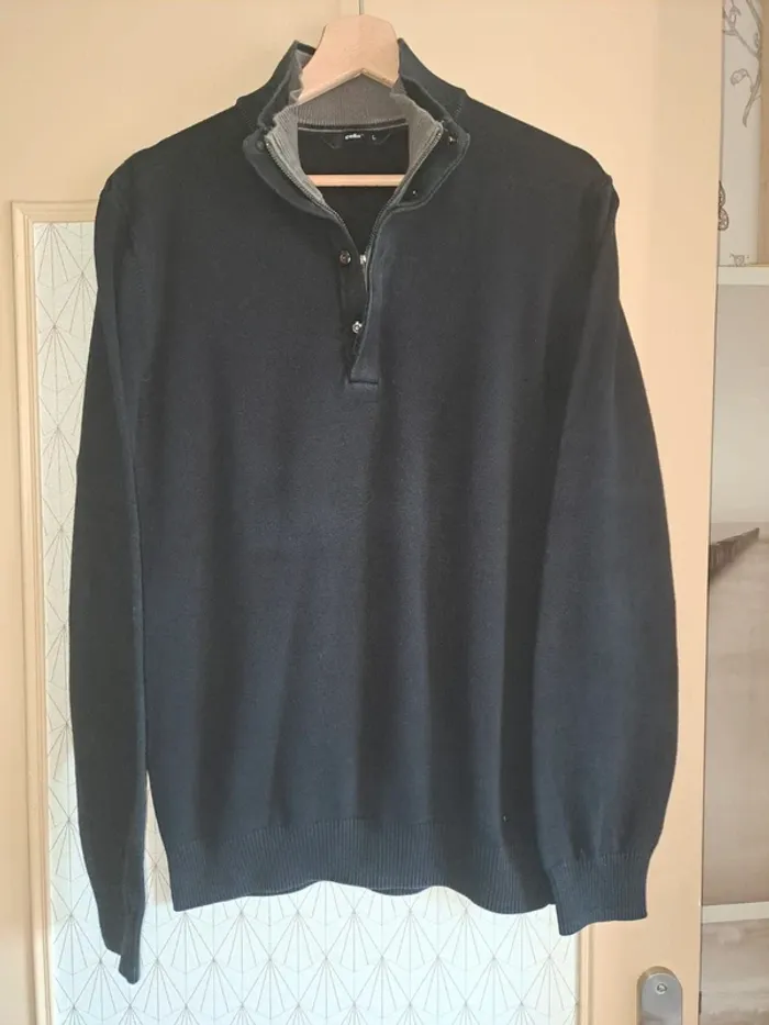 Pull homme celio noir L peu porté très très légère décoloration pliage se voit pas prix mini - photo numéro 2