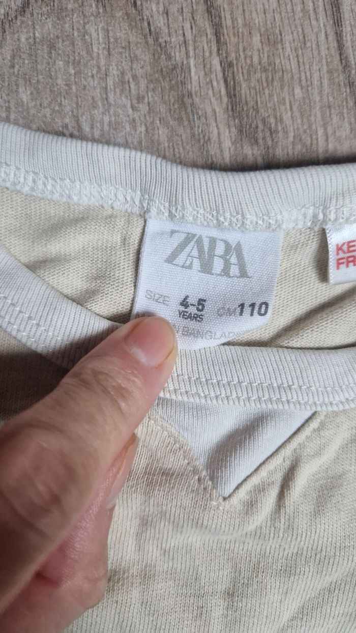 Tee shirt oversize beige et blanc cassé Zara 💥4 / 5 ans💥 - photo numéro 2