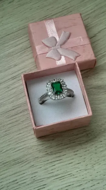 Bague plaquée argent, strass et pierre verte, taille 60