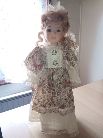 poupée porcelaine
