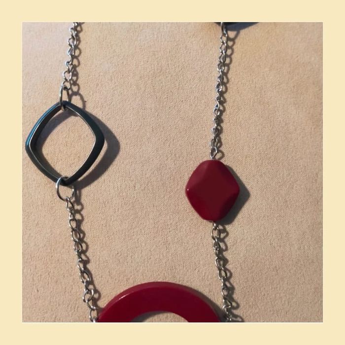 Collier long chaîne argentée et perles fantaisie rouges et grises - photo numéro 4