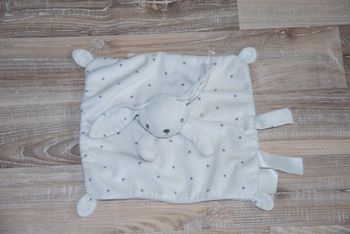 Doudou Plat Carré Lapin Blanc Gris Etoiles Attache tetine Simba Toys