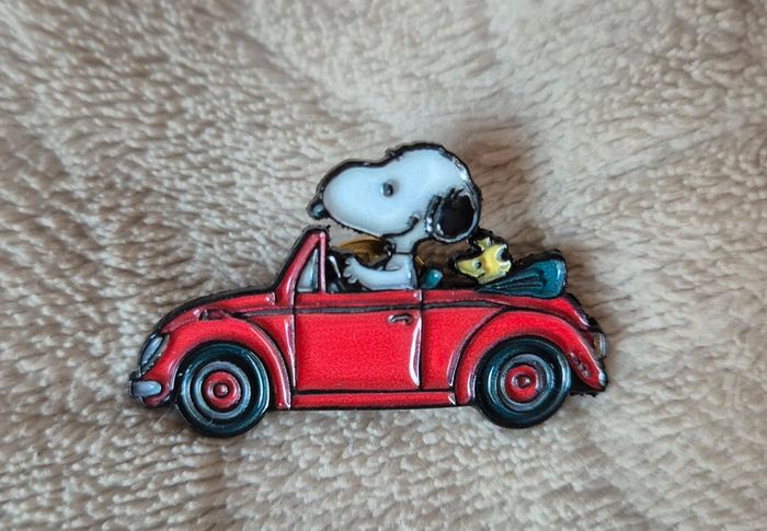 Broche ou pin's Snoopy en voiture 🚗. - photo numéro 2