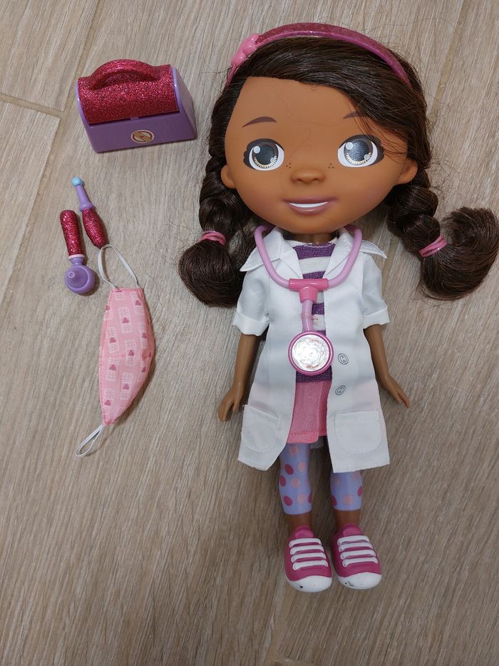 Poupée chantante docteur lapeluche
