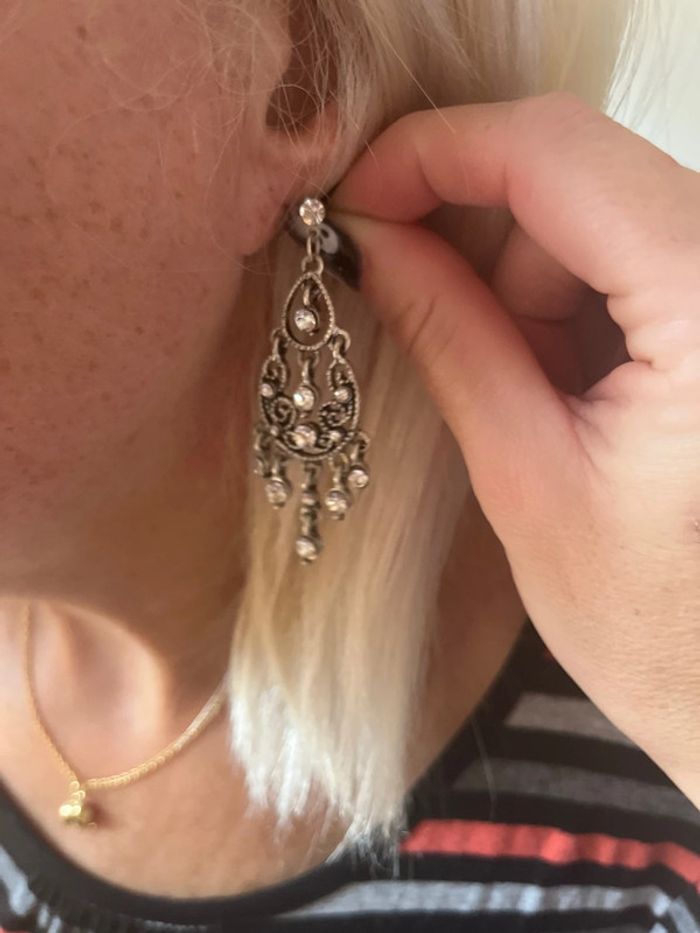 Boucle d’oreille pendante ornée de cristaux - photo numéro 3