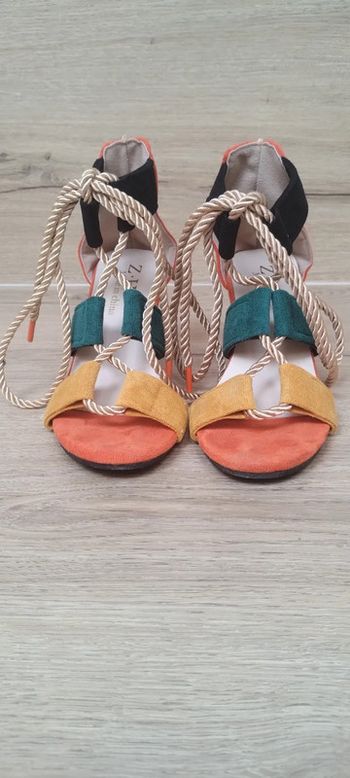 escarpin sandale a talon colores femme taille 35 en très bon état 