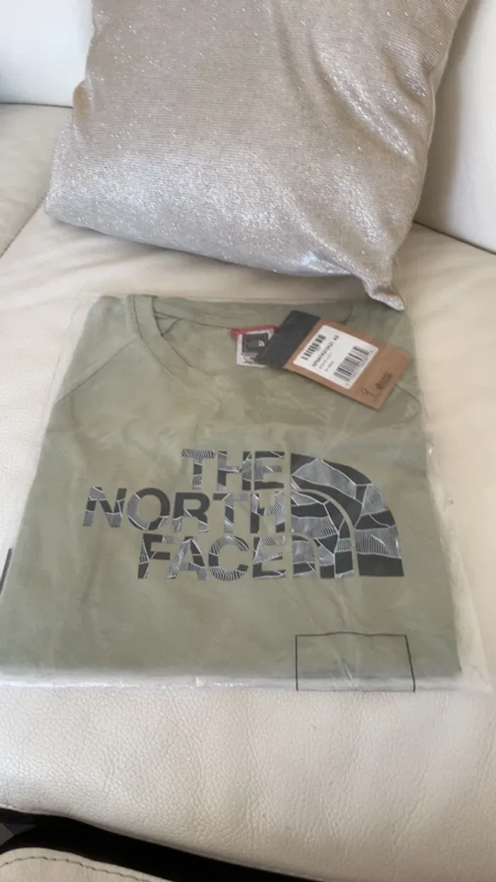 T-shirt The North Face Vert Kaki Neuf Sous Emballage - Taille XS - photo numéro 2