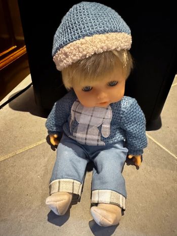 Poupon avec bonnet et lapin sur son pull - Cicciobello - Elegance - Bleu & blanc - 30 cm * 20 cm