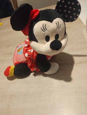 Minnie marche à 4 pattes