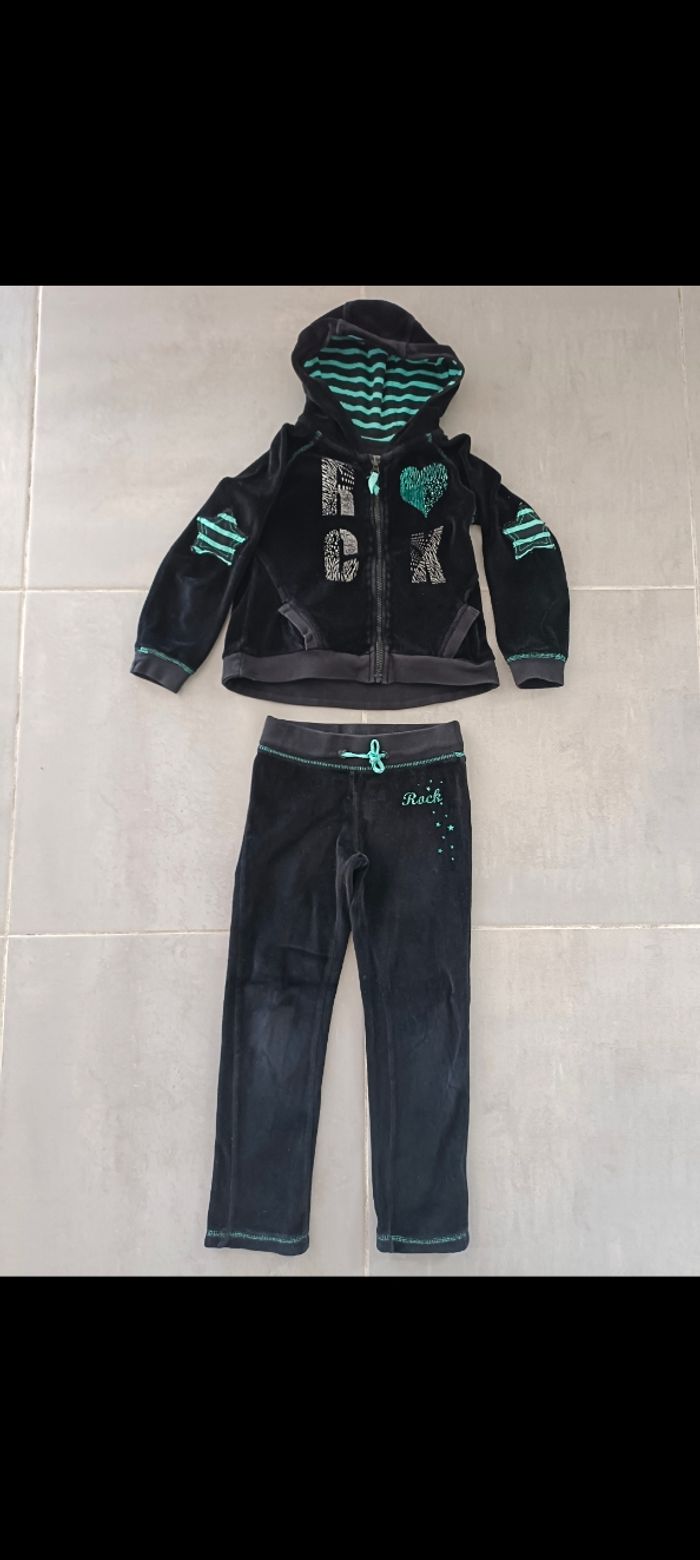 Jogging fille en 6 ans - survêtement, tenue de sport