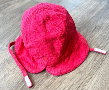 Bob chapeau avec attaches taille 6/12 mois Obaïbi