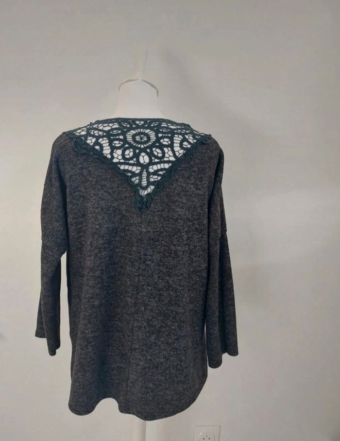 Pull gris avec broderies dans le dos femme taille M - photo numéro 4