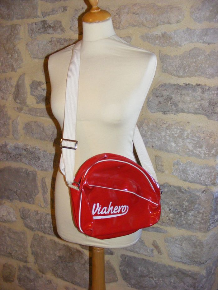 sac à main vintage rouge forme arrondie