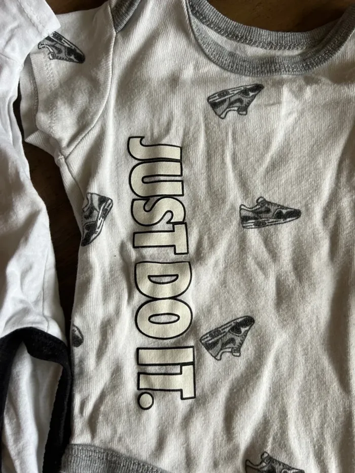 Lot de 2 bodies Nike 3/6 mois - photo numéro 3