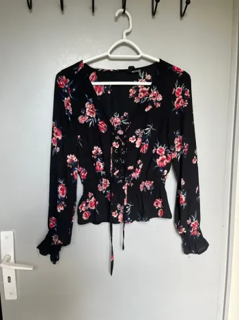 Joli haut fleuri