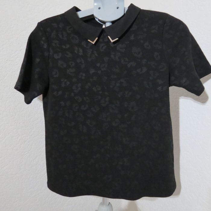 Top noir Camaïeu à col bijoux – effet léopard discret
