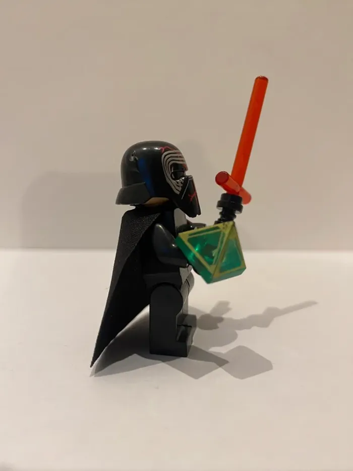 Figurine type lego Kylo Ren avec l’holocron vert. Star Wars - photo numéro 3