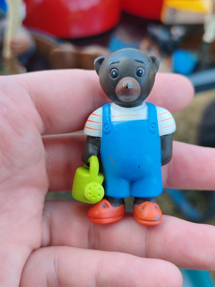 Figurine petit ours brun et son arrosoir