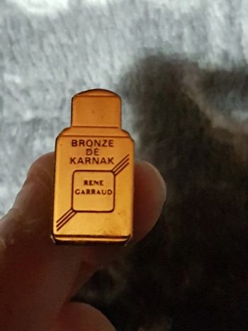 Pin's bronze de Karnak René Carraud