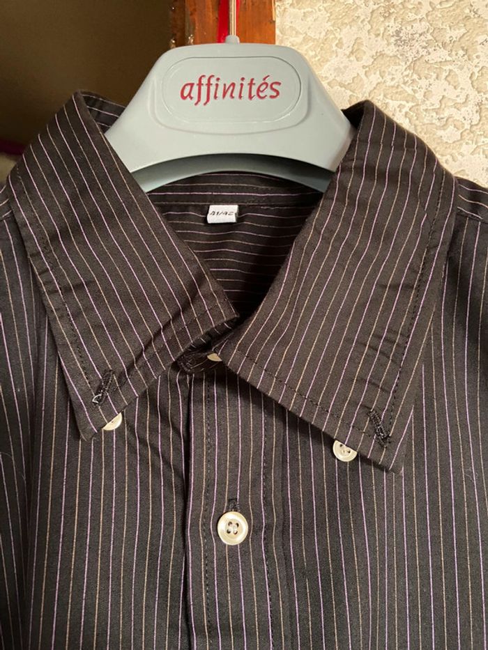 Chemise noire liseré mauve - photo numéro 2