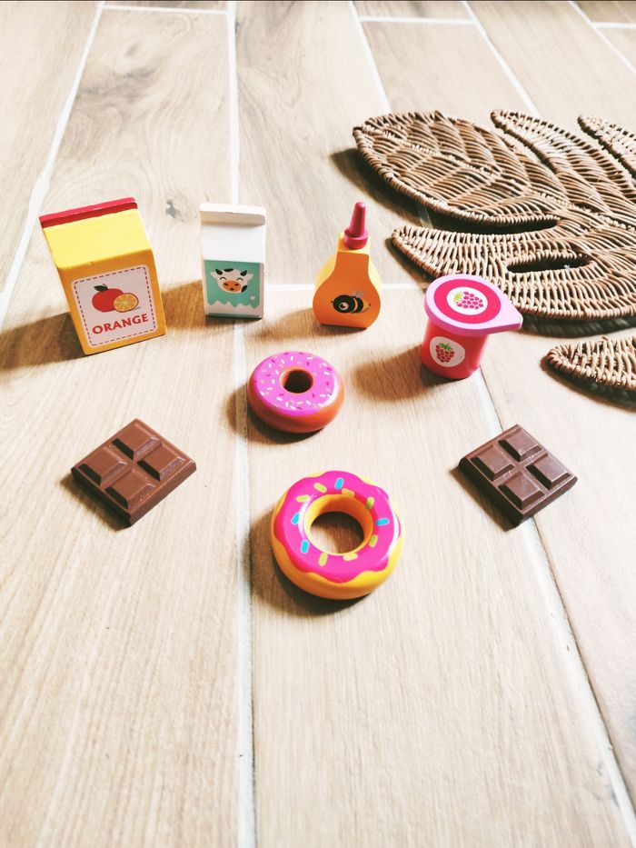 🥮 Dinette goûter aliments sucrés divers en bois