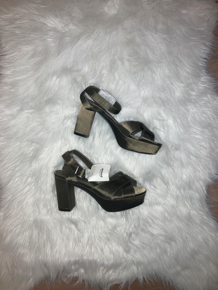 jolie paire Sandale compensées kaki pimkie City chic – Taille 37 - photo numéro 5