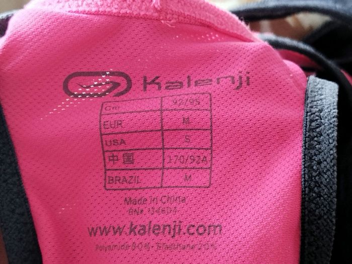 Brassière de sport femme de marque kalenji couleur gris et fushia . taille M
Portée une seule fois. En très bon état. - photo numéro 4