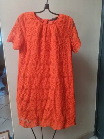Robe orange en dentelle