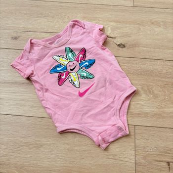 Body rose Nike bébé 9 mois (68–74 cm) motif baskets