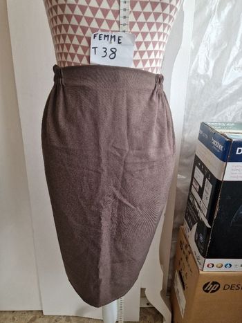 Jupe crayon, marron, en polyester, longueur 62cm, en très très bon état, marque Weill Boutique =10€