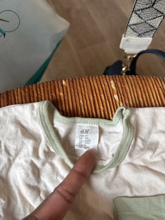 T-shirt bébé H&M 9 mois - photo numéro 2