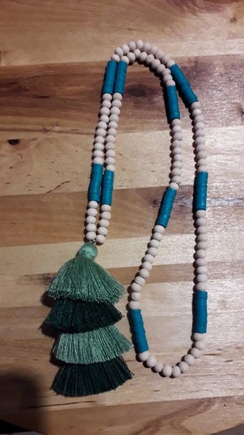 Sautoir perles de bois naturelles et bleues, pompon dégradé de verts
