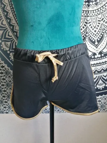 Short noir avec détails dorés lien à nouer / red k sports / (XS)