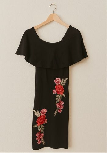Robe noire à broderies florales
