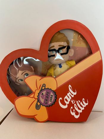 Ensemble peluche Disney Carl & Ellie boîte à cœur Pixar Up Saint-Valentin