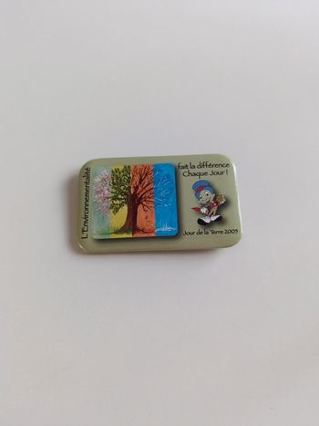 Joli badge jour de la terre Disneyland Paris 2005