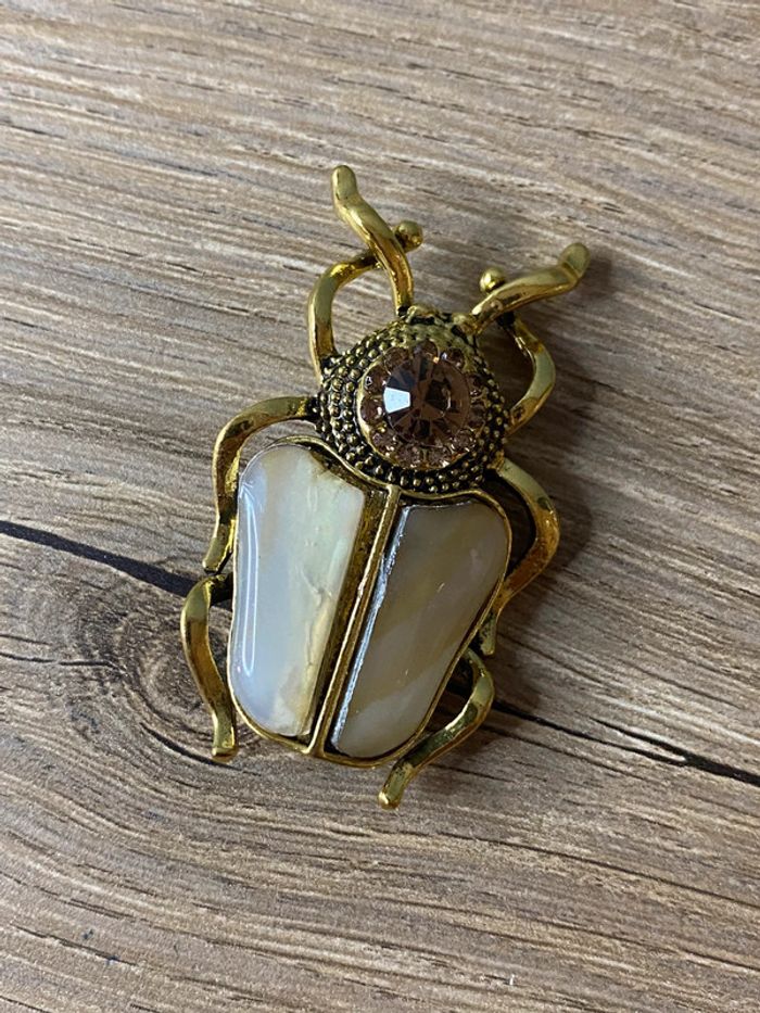 Broche scarabée mystique rétro