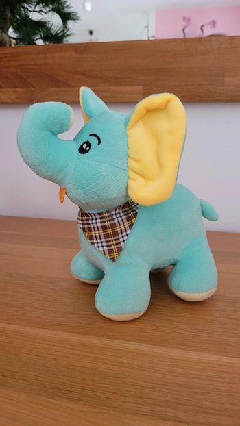 Adorable peluche éléphant vert turquoise