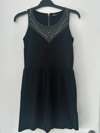 Robe noire Bizzbee