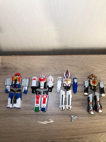 Lot d’armures accessoires pour figurines power rangers bandai