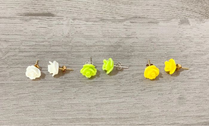 Trois paire de boucles d’oreilles fleurs fantaisie