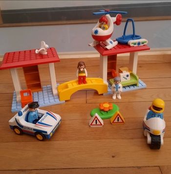 Centre hôpital avec secouristes