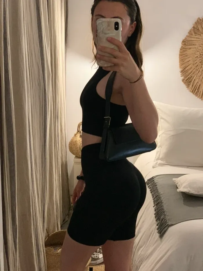 Ensemble sport short cycliste et top noir