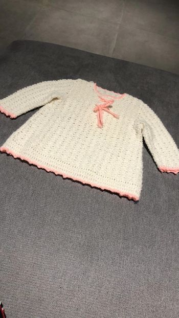 Haut tricot balnc et saumon 9 mois