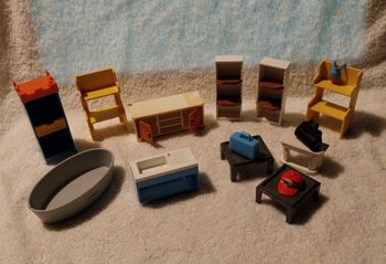 lot Playmobil mobilier baignoire étagère table évier meuble TV chambre valise